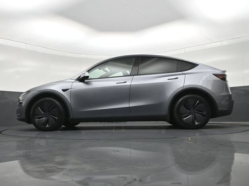 Used 2026 Tesla Model Y 2WD image 23