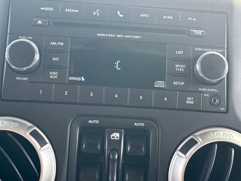 Used 2016 Jeep Wrangler Unlimited Rubicon w/ Connectivity Group AWD/4WD image 28