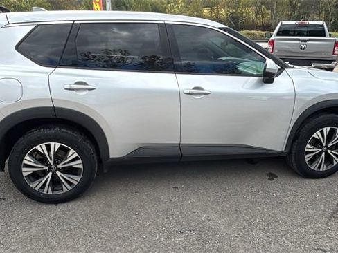 Used 2021 Nissan Rogue SV image 10