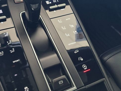 Used 2023 Porsche Macan image 34