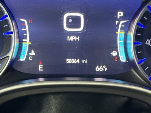 Used 2024 Chrysler Pacifica Touring-L image 27