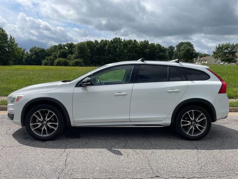 Used 2017 Volvo V60 T5 Cross Country w/ Climate Package image 2