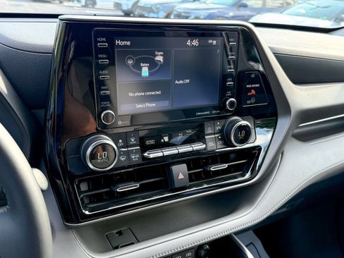 Used 2022 Toyota Highlander LE image 19