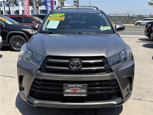 Used 2019 Toyota Highlander SE FWD image 2