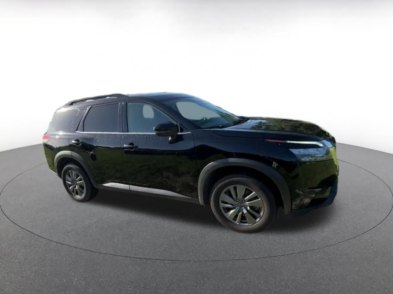 Used 2025 Nissan Pathfinder SV FWD image 2