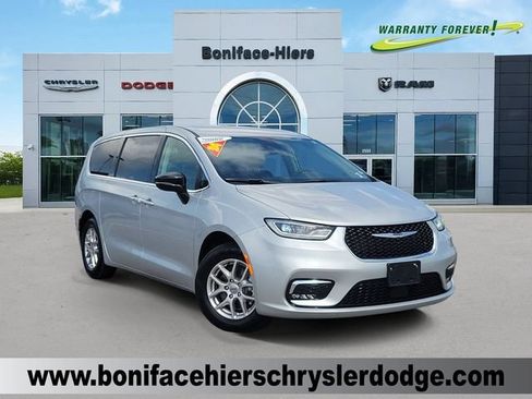 Used 2024 Chrysler Pacifica Touring-L FWD image 1