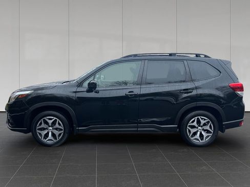 Used 2023 Subaru Forester Premium image 2