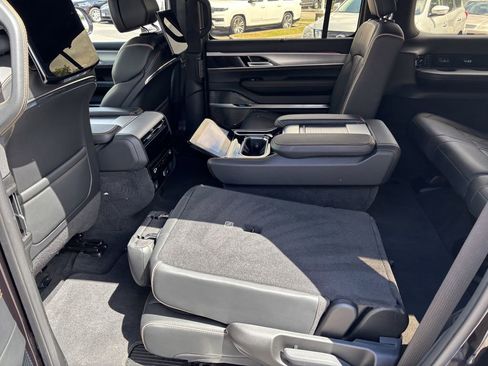 Used 2023 Jeep Grand Wagoneer Series III w/ Rear-Seat Entertainment Group AWD/4WD image 23