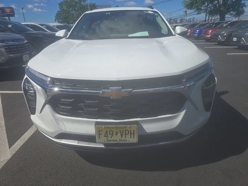 Used 2025 Chevrolet Trax LT w/ LT Convenience Package FWD image 2