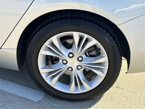 Used 2015 Chevrolet Impala LT w/ Convenience Package image 11