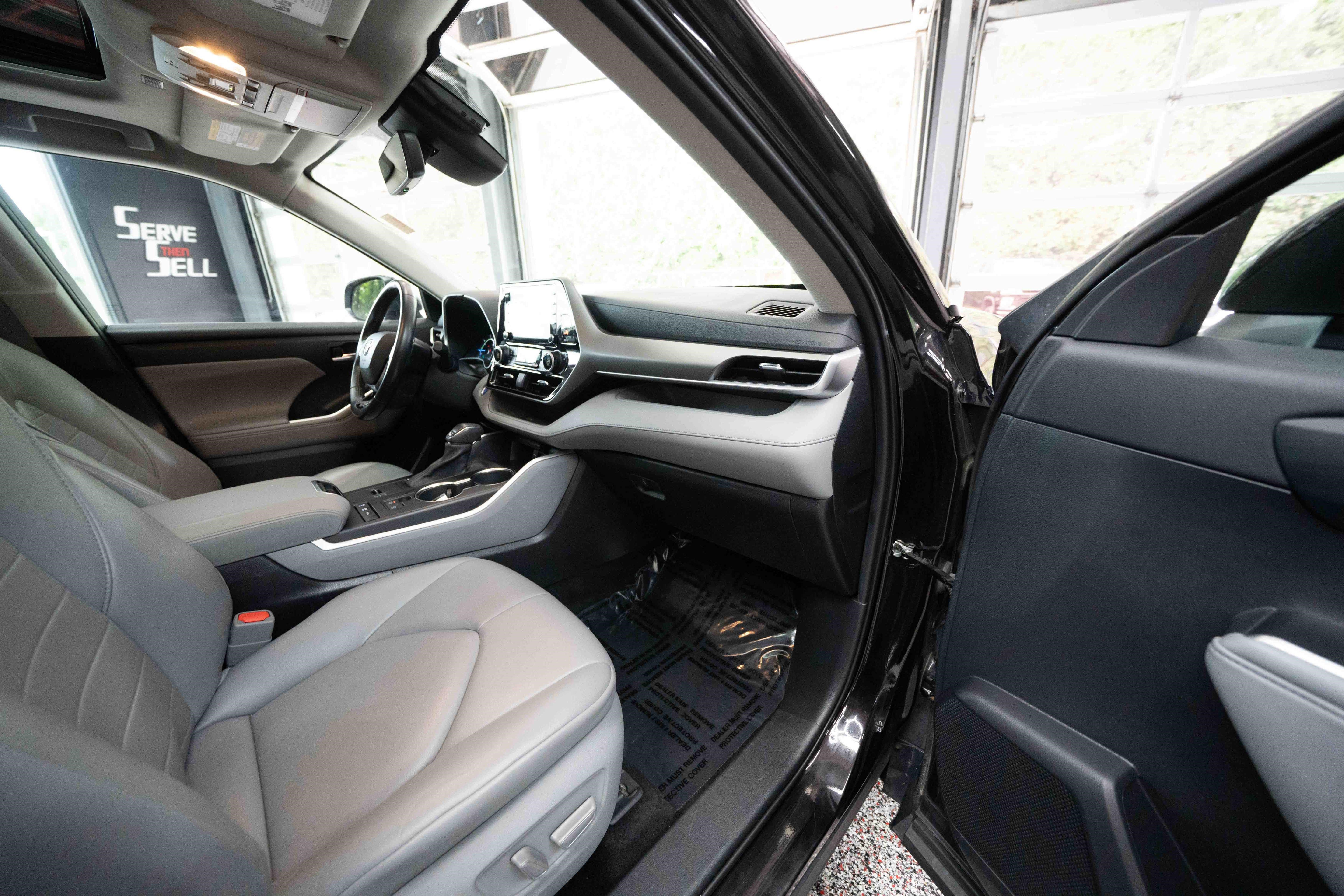 Used 2021 Toyota Highlander XLE AWD/4WD image 25