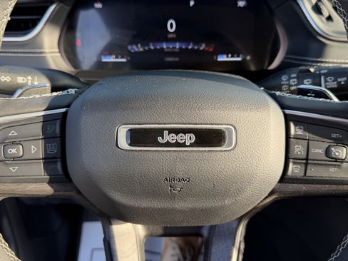 Used 2023 Jeep Grand Cherokee Limited w/ Black Appearance Package AWD/4WD image 17