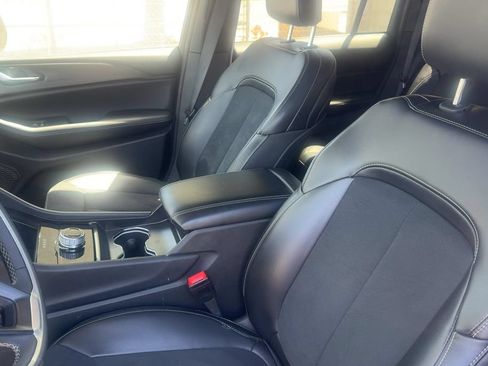 Used 2025 Jeep Grand Cherokee Altitude RWD image 11