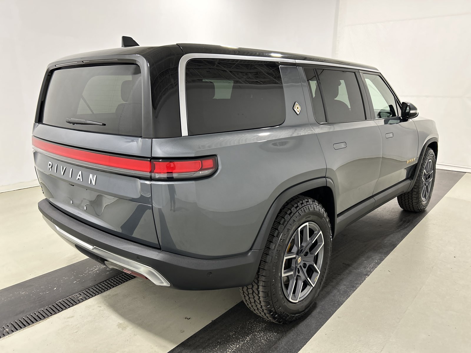 Used 2022 Rivian R1S Launch Edition Quad AWD/4WD image 5