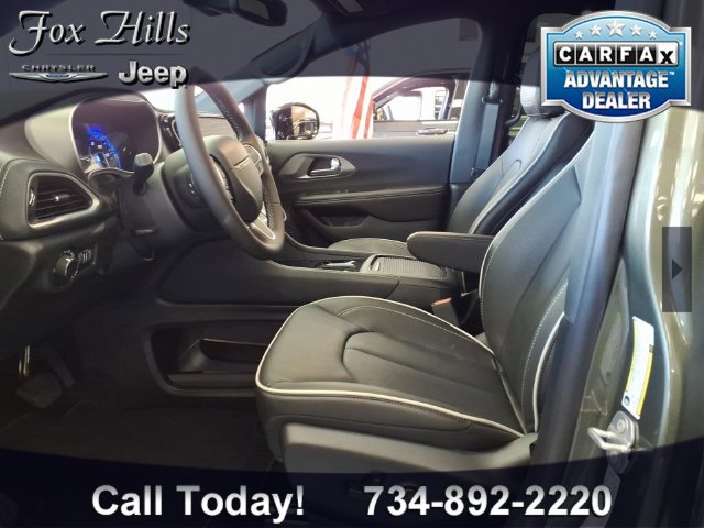 New 2027 Chrysler Pacifica Limited FWD image 13