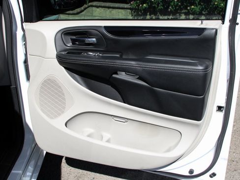 Used 2020 Dodge Grand Caravan SXT image 41