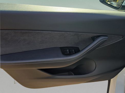 Used 2020 Tesla Model Y Long Range image 17