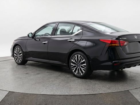 Used 2025 Nissan Altima 2.5 SV FWD image 6