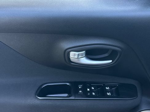 Used 2015 Jeep Renegade Sport FWD image 10