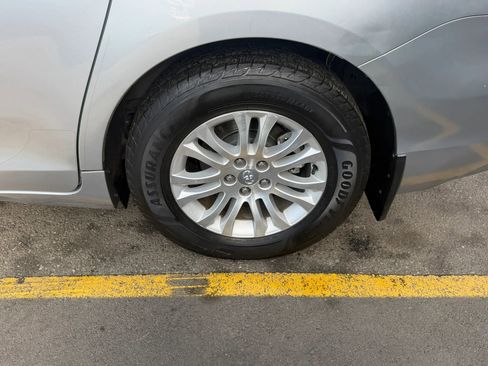 Used 2017 Toyota Sienna Limited image 9