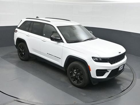 Used 2025 Jeep Grand Cherokee Altitude image 27