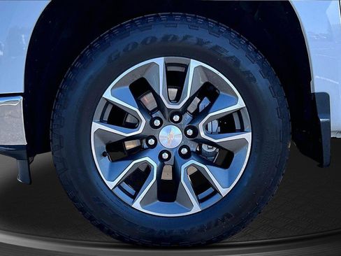 Used 2024 Chevrolet Silverado 1500 LT AWD/4WD image 10