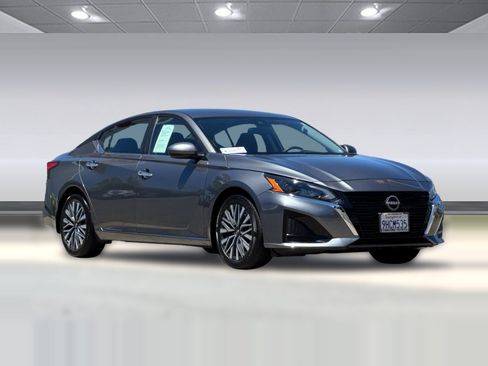 Used 2023 Nissan Altima 2.5 SV FWD image 7