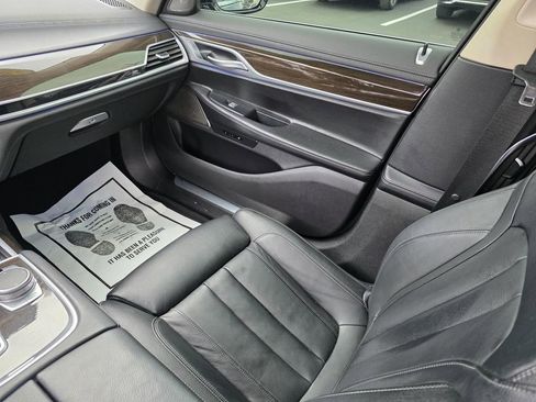 Used 2021 BMW 740i image 28