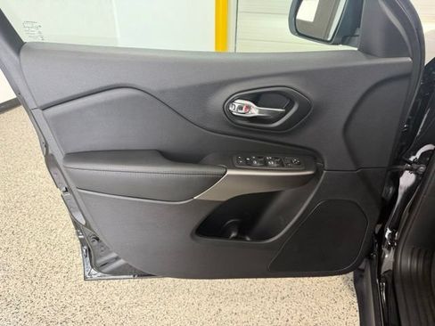 Used 2022 Jeep Cherokee Latitude Lux w/ Mopar Interior Package AWD/4WD image 8