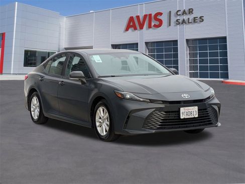 Used 2025 Toyota Camry LE image 3