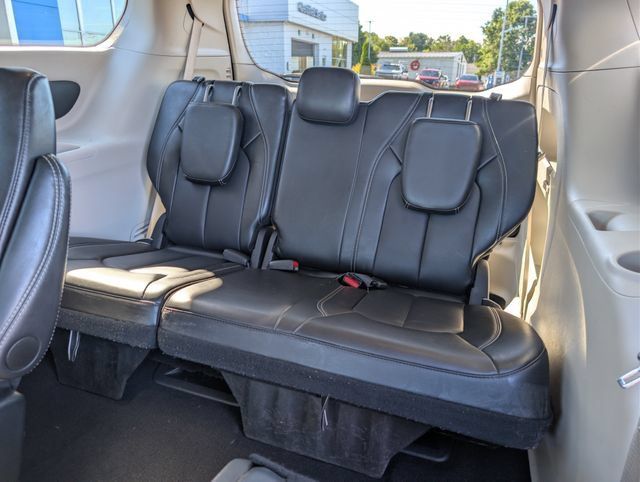Used 2024 Chrysler Pacifica Touring-L FWD image 19