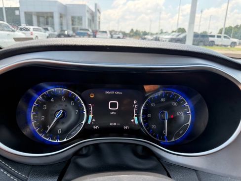 Used 2025 Chrysler Pacifica Limited FWD image 13