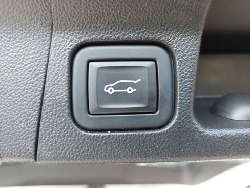 Used 2023 GMC Acadia SLE w/ Driver Convenience Package FWD image 10