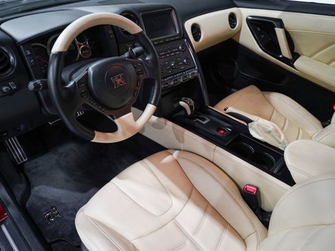 Used 2016 Nissan GT-R Premium AWD/4WD image 2
