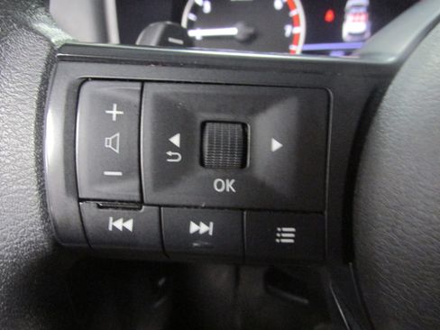 Used 2023 Nissan Rogue S image 31