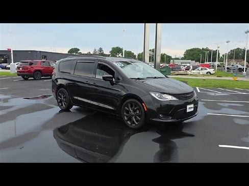 Used 2020 Chrysler Pacifica Touring-L Plus w/ S Appearance Package image 2