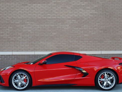 Used 2021 Chevrolet Corvette Stingray Premium Cpe w/ Z51 Performance Package RWD image 2