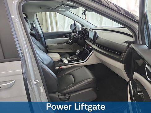 Used 2023 Kia Carnival EX FWD image 3