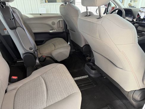 Used 2022 Toyota Sienna LE AWD/4WD image 25