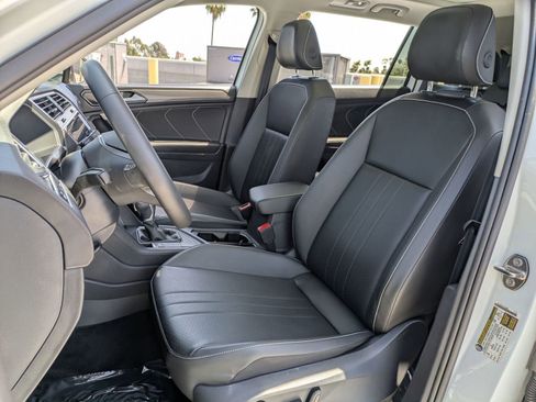 Used 2023 Volkswagen Tiguan SE w/ Panoramic Sunroof Package FWD image 30