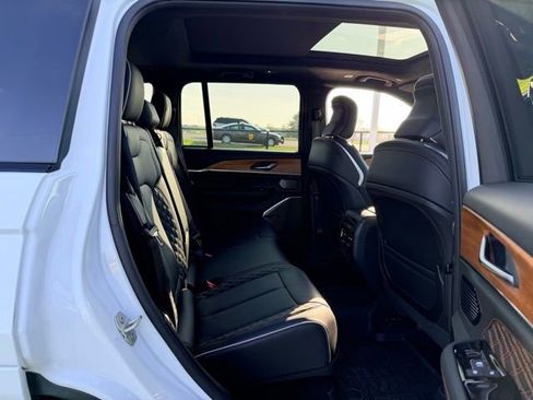 Used 2024 Jeep Grand Cherokee Summit image 9