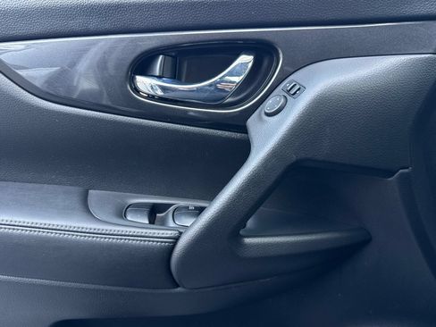 Used 2017 Nissan Rogue SV FWD image 11