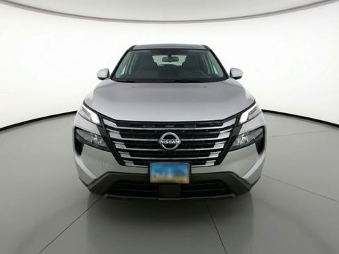 Used 2025 Nissan Rogue SV image 2