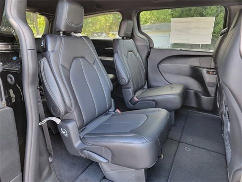 New 2026 Chrysler Pacifica Select image 23