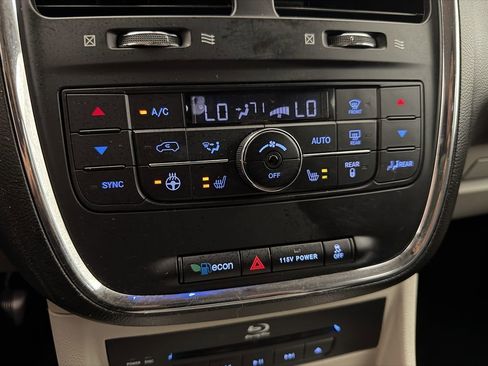 Used 2013 Chrysler Town & Country Touring-L w/ Driver Convenience Group FWD image 19