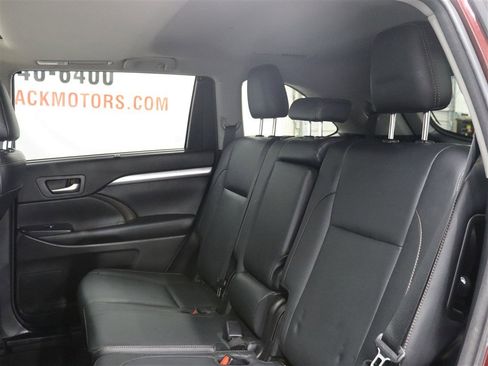 Used 2018 Toyota Highlander XLE AWD/4WD image 16