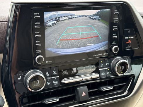 Used 2022 Toyota Highlander XLE FWD image 26