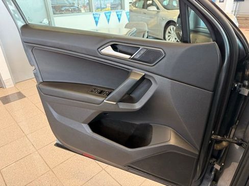 Used 2018 Volkswagen Tiguan SE w/ Panoramic Sunroof Package image 19