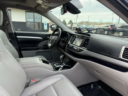 Used 2019 Toyota Highlander XLE image 25