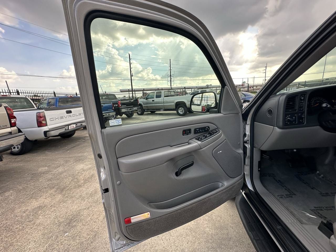 Used 2004 Chevrolet Tahoe LT w/ LT Preferred Equipment Group AWD/4WD image 17